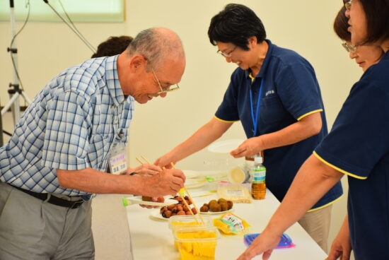 よーこばっぱ手作りの漬物を試食