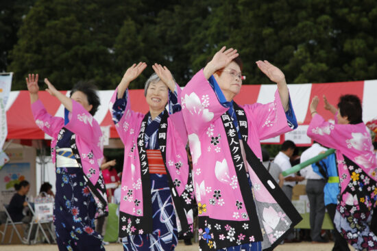 踊りを披露した富岡町老人クラブ踊りの会