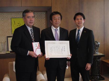 左から小林教育長、伊豆理事長、鈴木夕張市長