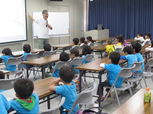 沖縄のサンゴの現状等についての講習を受ける園児たち。
