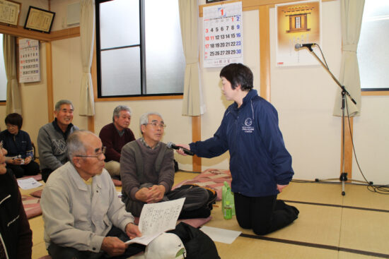 吉田恵子さんからインタビューを受ける観客のみなさん