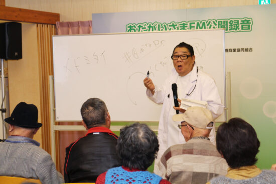 お笑いゲストのケーシー高峰さんは、おなじみの白板を使っての医事漫談を披露