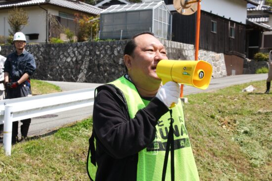 作業に先立ち挨拶をする鈴木支部長