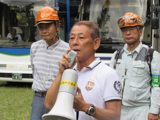 作業に先立ち挨拶をする成田支部長。