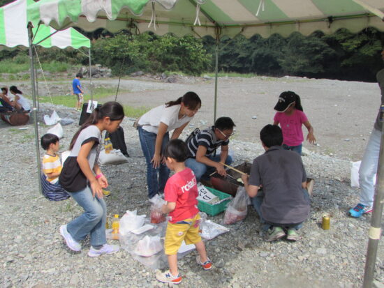 作業終了後、全員でバーベキュー。