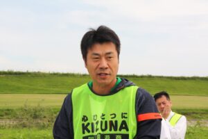 ①作業に先立ち、挨拶をする木原支部長。