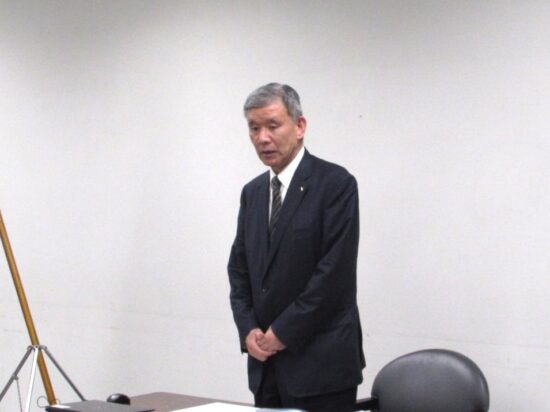 挨拶を行う竹内専務理事