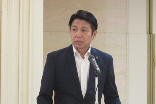 挨拶を行う村上委員長