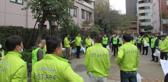 説明を受ける参加者